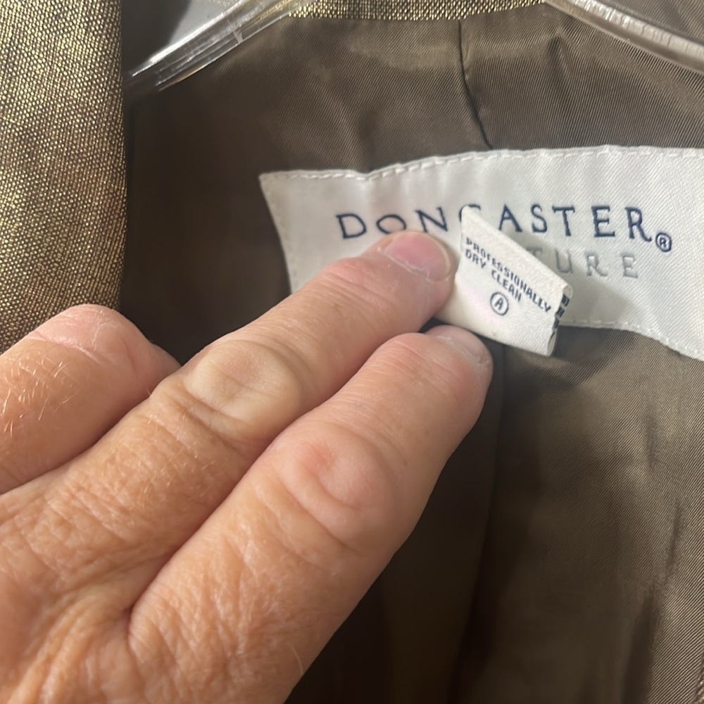 Doncaster Signature Metallic Gold Linen Blazer. Size 10 - Picture 7 of 12